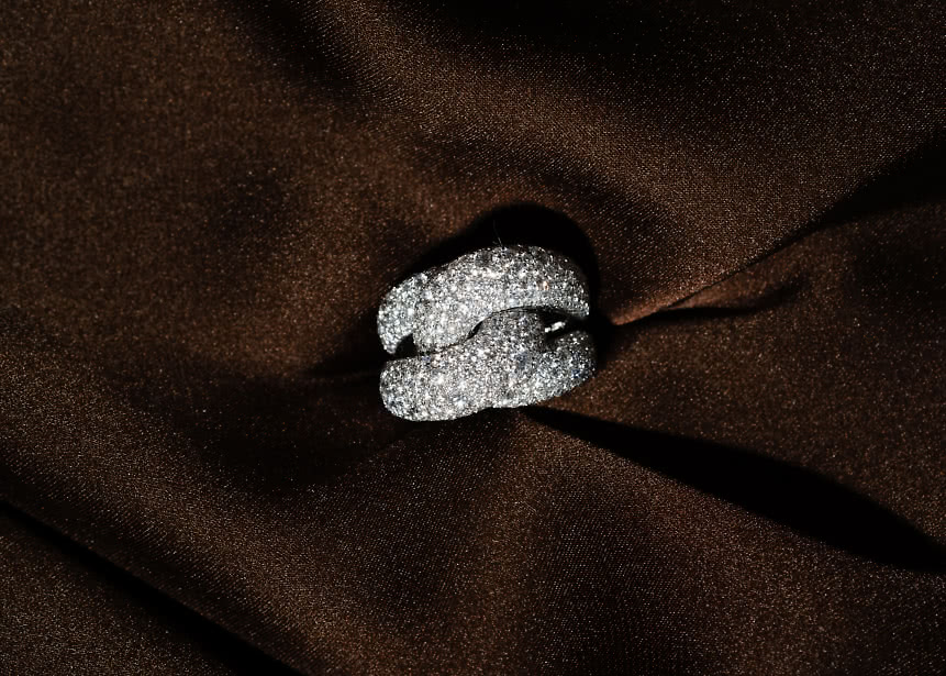 Bågformad statement ring med flera labbodlade diamanter i pavéinfattning Cannes från VANBRUUN